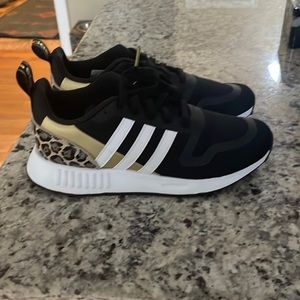 Women’s size 7 Adidas sneakers